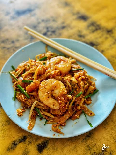 Sepiring char koay teow Ah Leng dengan telur bebek