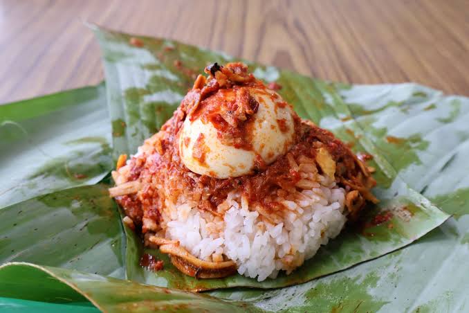 Bungkusan nasi lemak berbalut daun pisang dari Ali Nasi Lemak Daun Pisang
