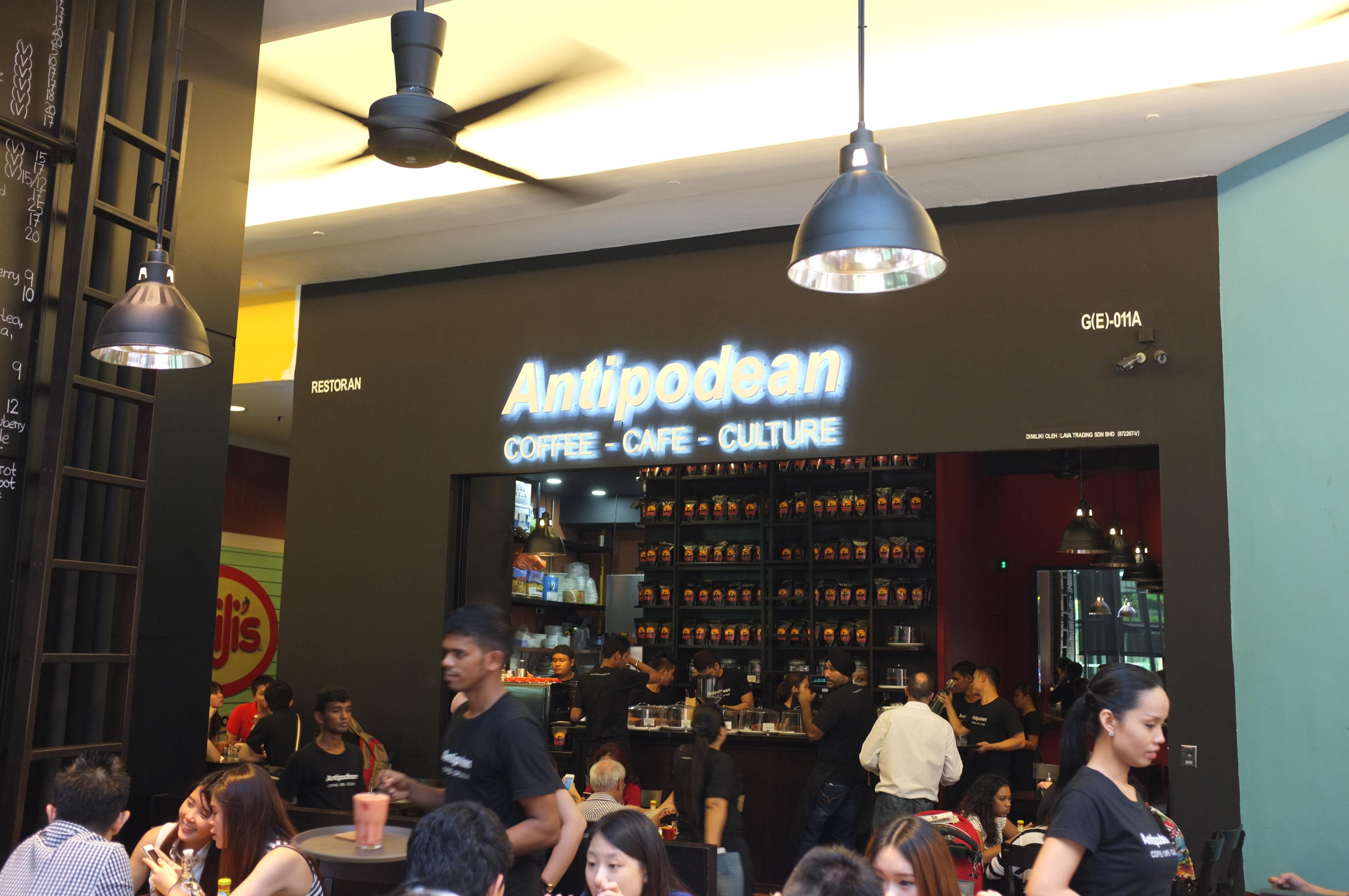 孟沙Jalan Telawi上Antipodean Cafe热闹的周末早午餐景象