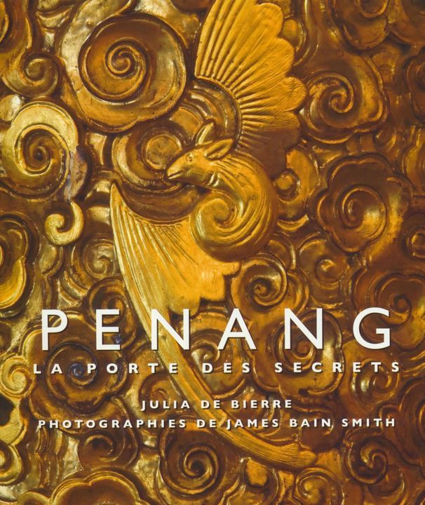 Rak buku sejarah dan warisan Penang di Areca Books di Lebuh Acheh