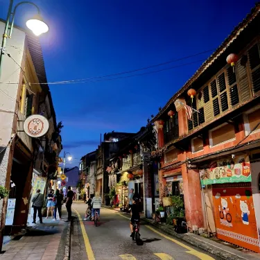 夜晚的乔治市打铜仔街，挂着红灯笼，墙上有街头艺术