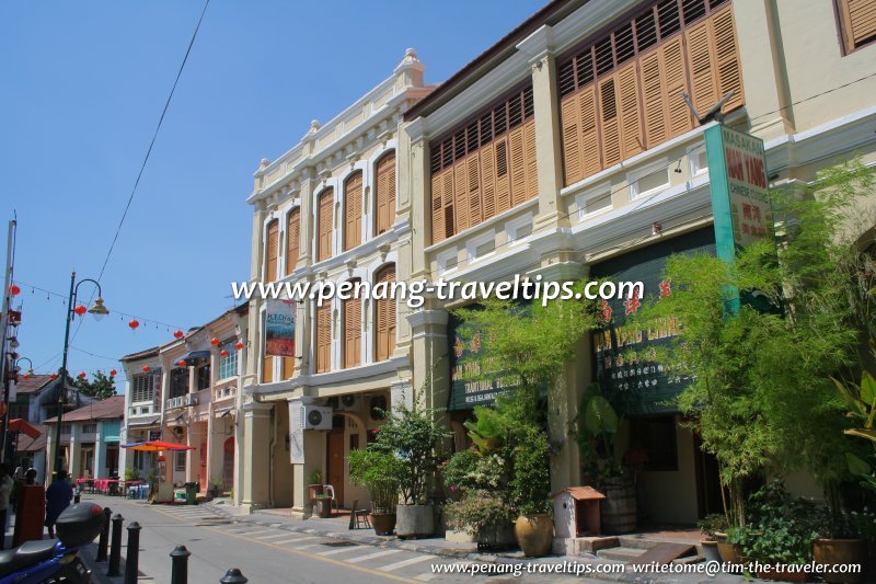 Kios suvenir yang menjual magnet, kartu pos, dan pernak-pernik di Armenian Street, Penang