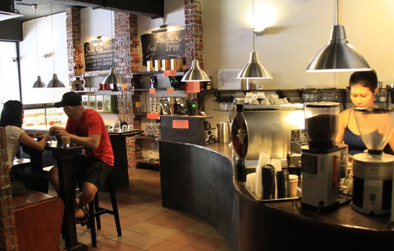 Jalan Mesui上Feeka Coffee Roasters绿意盎然的户外露台，餐桌四周绿植环绕