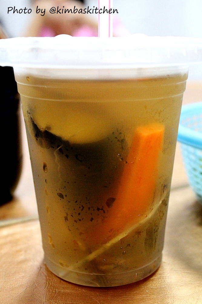 Semangkuk bak kut teh Ah Hei dengan kaldu herbal gelap, iga babi tebal, dan siung bawang putih utuh