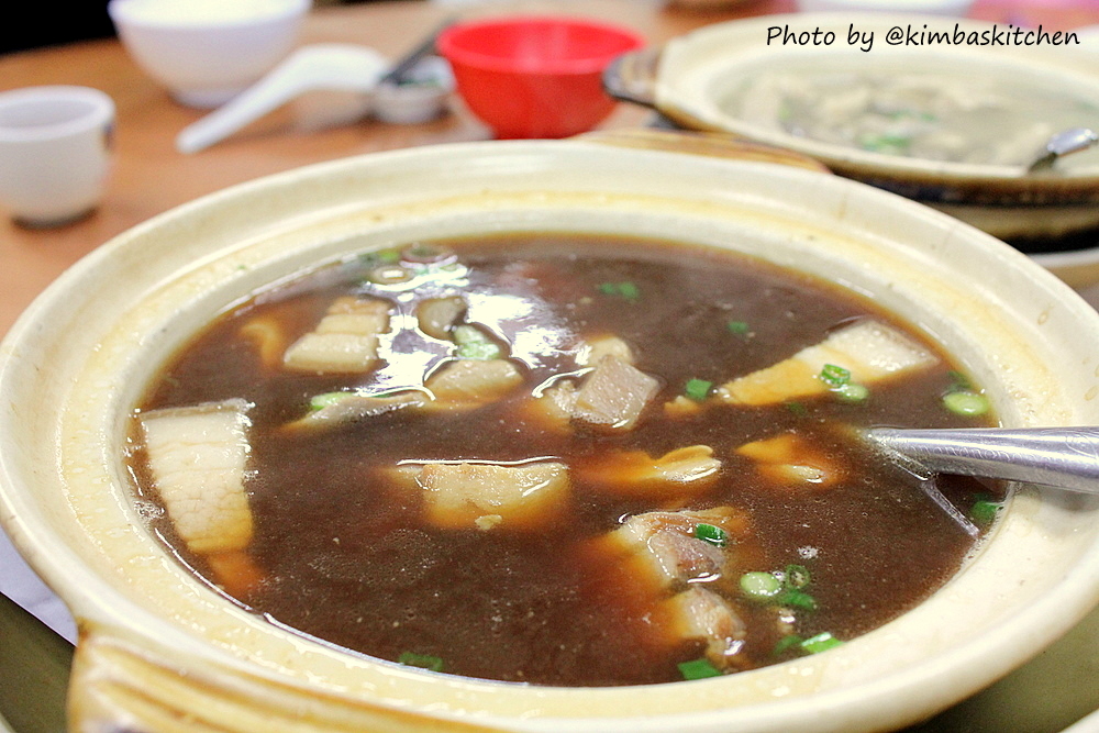 Claypot bak kut teh Hing Kee dengan kaldu herbal lebih ringan, iga babi empuk, dan jamur