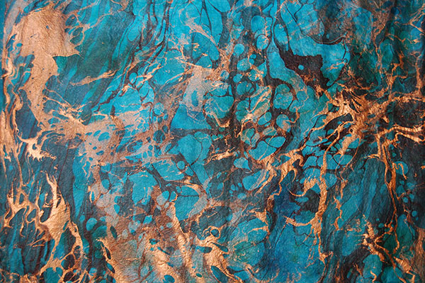 Kain batik Malaysia lukis tangan dengan motif bunga tradisional