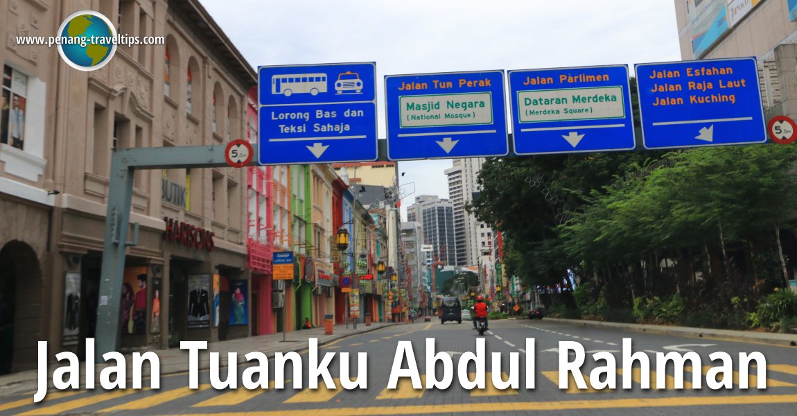 Gulungan kain batik di toko tekstil tradisional di Jalan Tuanku Abdul Rahman