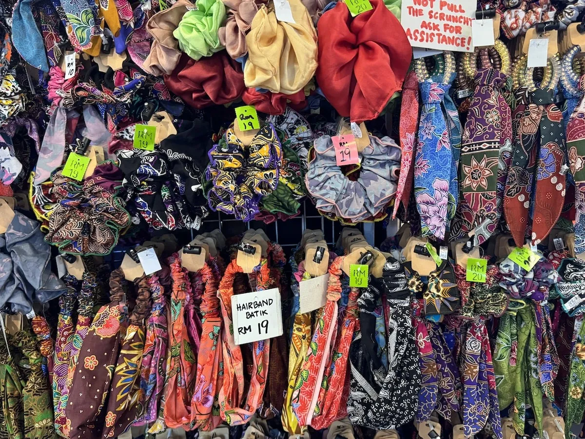 Kios suvenir di Central Market Kuala Lumpur dengan batik, kerajinan tangan, dan produk Malaysia