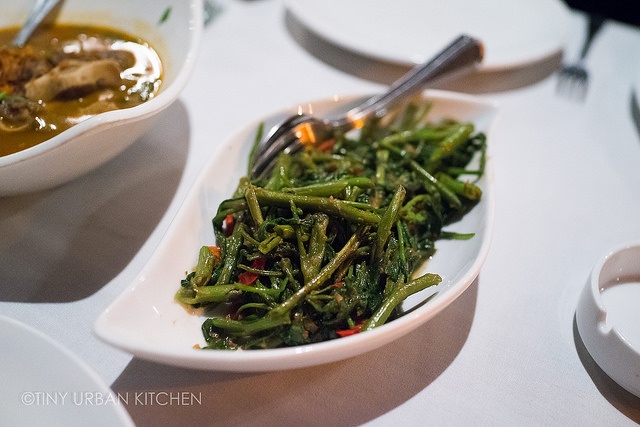 吉隆坡 Jalan Ceylon 的 Bijan Bar and Restaurant 的仁当与传统马来菜