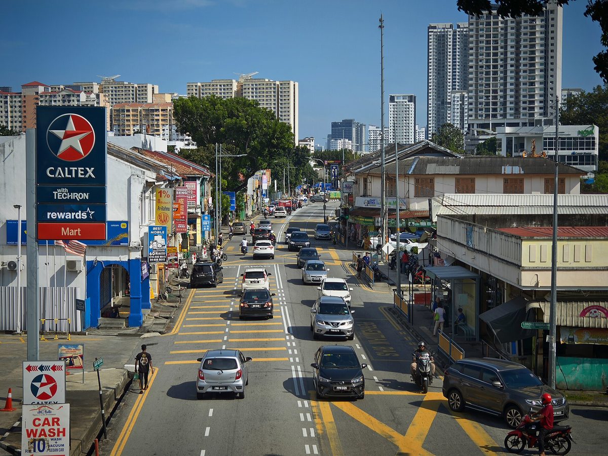 Lalu lintas dan kedai di sepanjang Jalan Jelutong di Jelutong, Pulau Pinang, jalan tempat Restoran Deen nasi kandar terletak