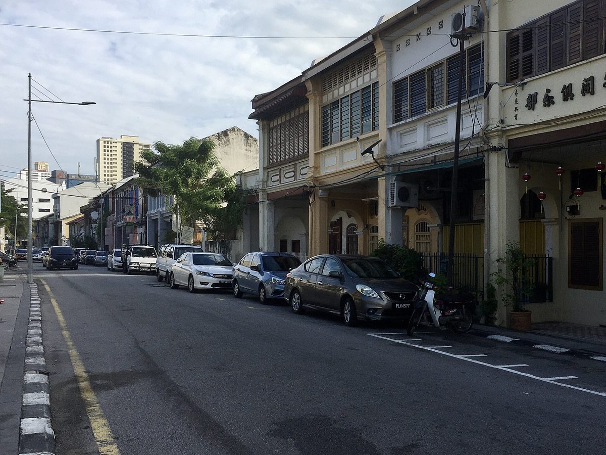 Rumah kedai warisan di sepanjang Jalan Hutton (Hutton Lane), George Town, jalan tempat Nasi Kandar Deen Mutiara berniaga