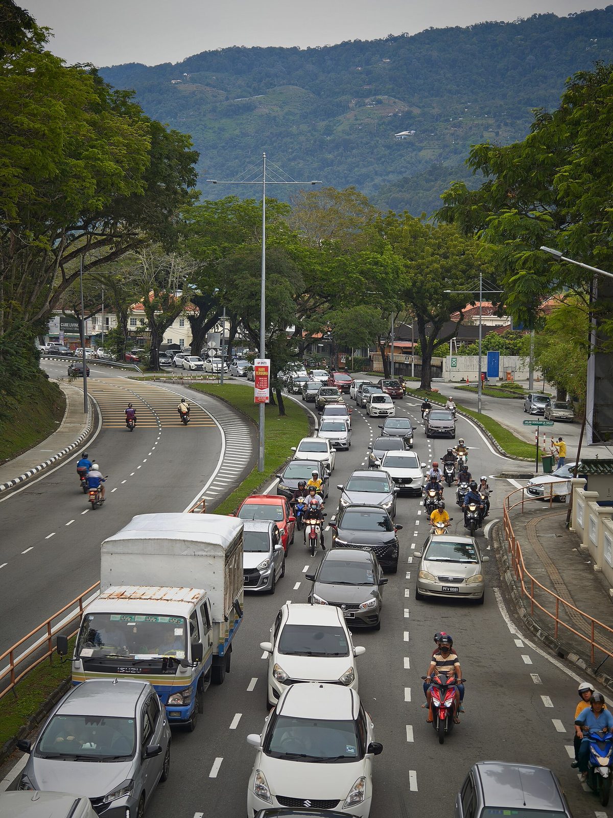 Lalu lintas di Jalan Ayer Itam di Air Itam, kawasan tempat terletaknya Nasi Kandar Kampung Melayu