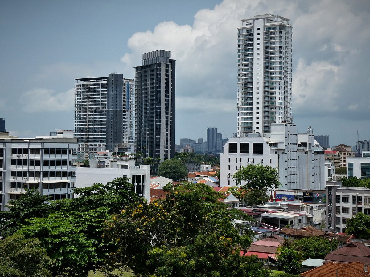 Bangunan tinggi dan rumah lama di Pulau Tikus, George Town, kawasan kejiranan Restoran Mohamed Raffee Nasi Kandar