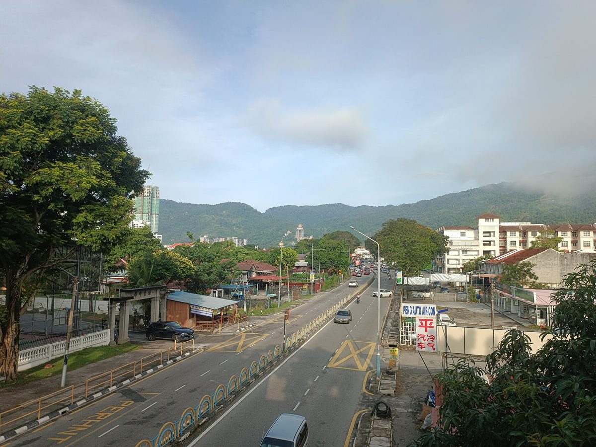 Jalan Air Itam di Pulau Pinang, jalan panjang tempat Nasi Kandar Sulaiman terletak (gambar diambil lebih ke barat, ke arah Air Itam)