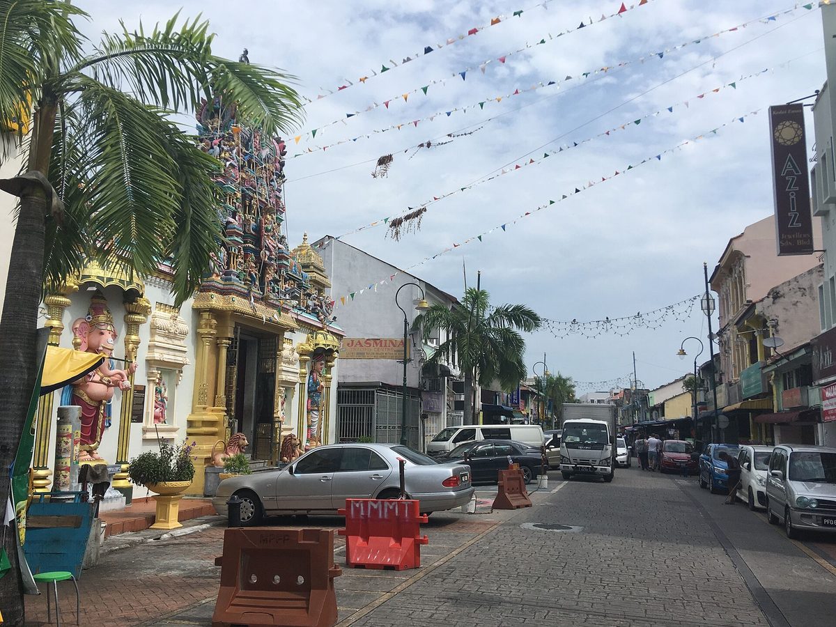 Lebuh Queen di Little India, George Town, jalan tempat Restoran Tajuddin Hussain menghidangkan nasi kandar, dengan menara Kuil Sri Mahamariamman di sebelah kiri