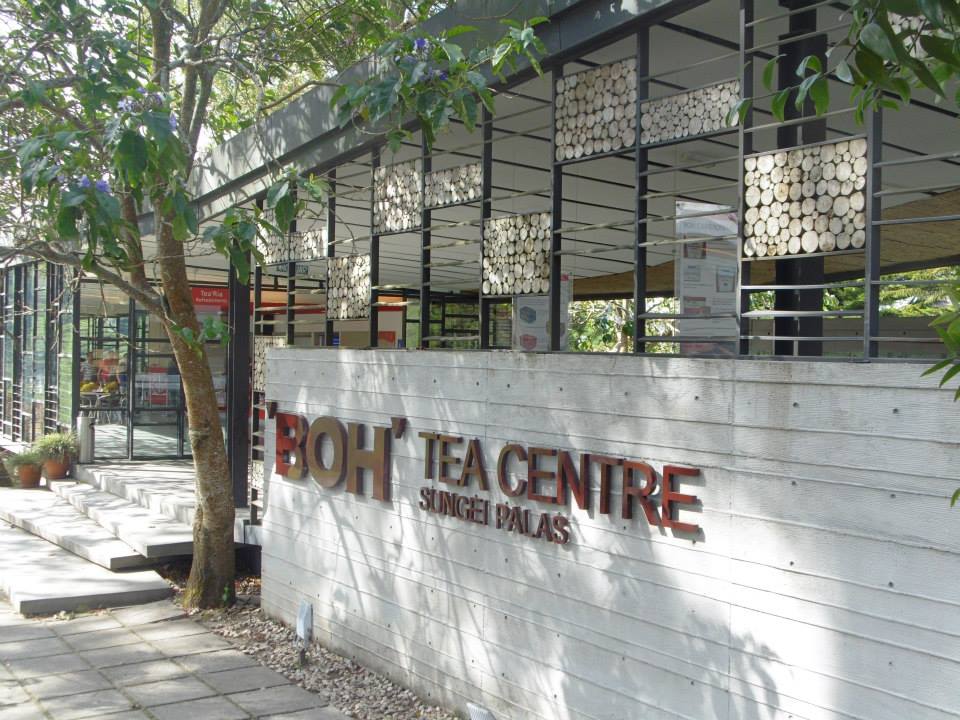 Bahagian dalam kedai BOH Tea