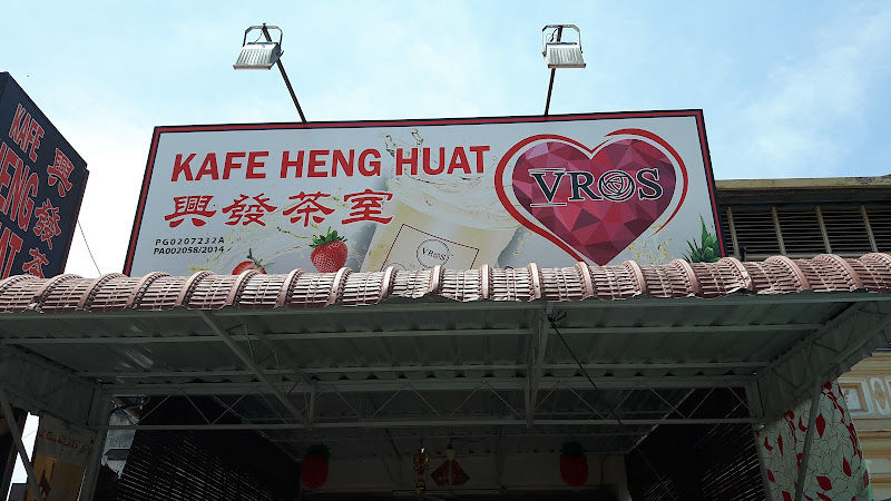Permen pala, balsam, dan manisan buah di toko Cheong Kim Chuan di George Town