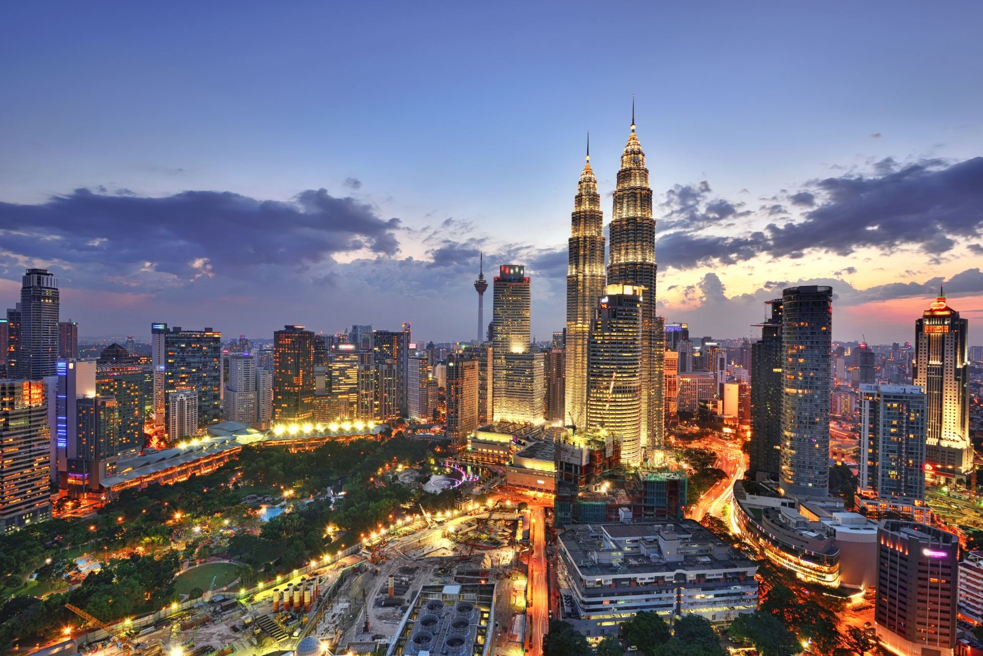 Jalan bar terbuka di Electric Boulevard dalam kompleks hiburan TREC, Kuala Lumpur