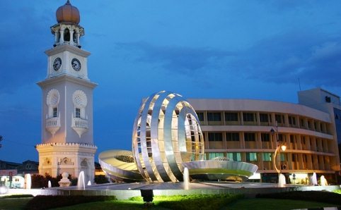 乔治市大草场沿线夜间亮灯的殖民时期建筑