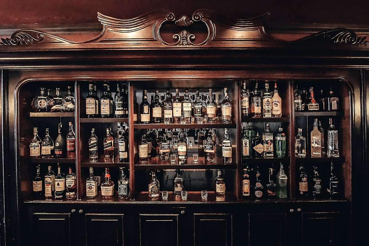 Perincian Farquhar's Bar di E&O Hotel