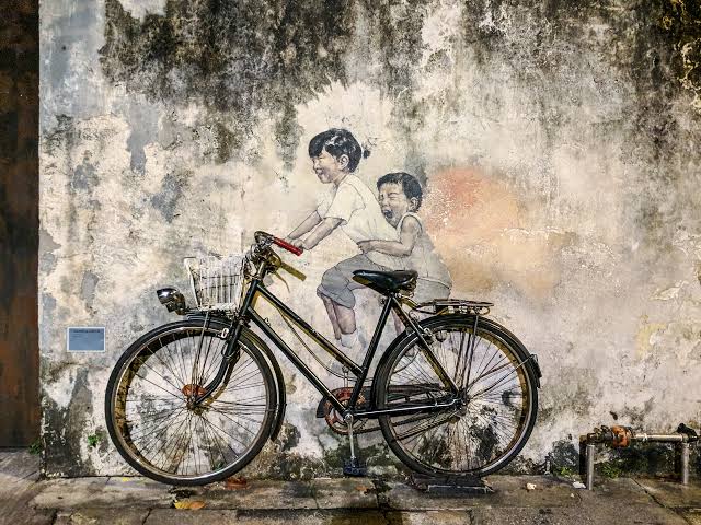 乔治市带真实脚踏车的“姐弟共骑”（Children on a Bicycle）壁画，这一带遗产区是槟城洗衣店选择最多的地方