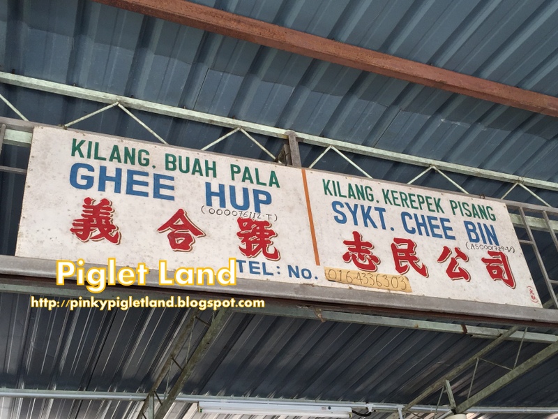 Botol minyak pala dan manisan pala di Ghee Hup Nutmeg Factory, Penang