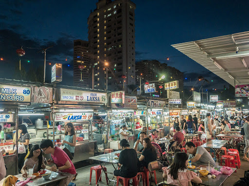 Keramaian malam di Gurney Drive Hawker Centre dengan banyak kios makanan