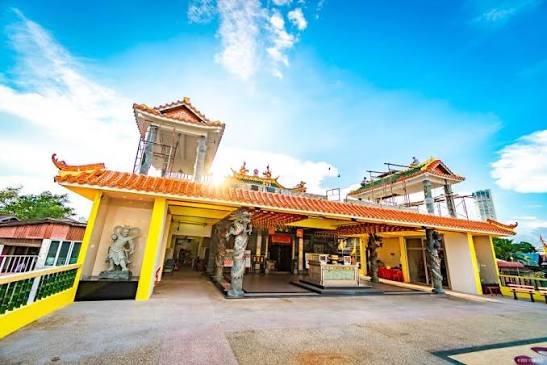 Paviliun pintu masuk dan patung penjaga di kuil Hean Boo Thean