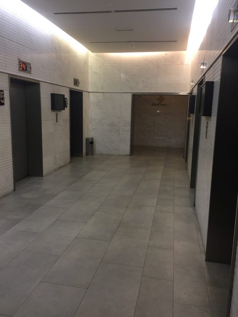 Heli Lounge Bar的露天停机坪高空酒吧，可360度眺望吉隆坡天际线