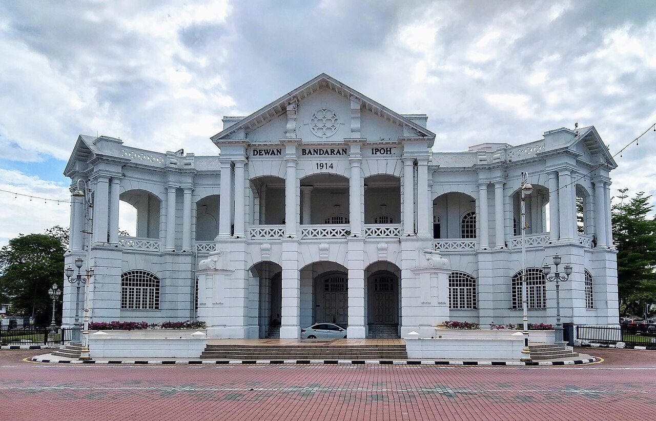 White colonnaded Ipoh Town Hall (Dewan Bandaran) with its facade dated 1914