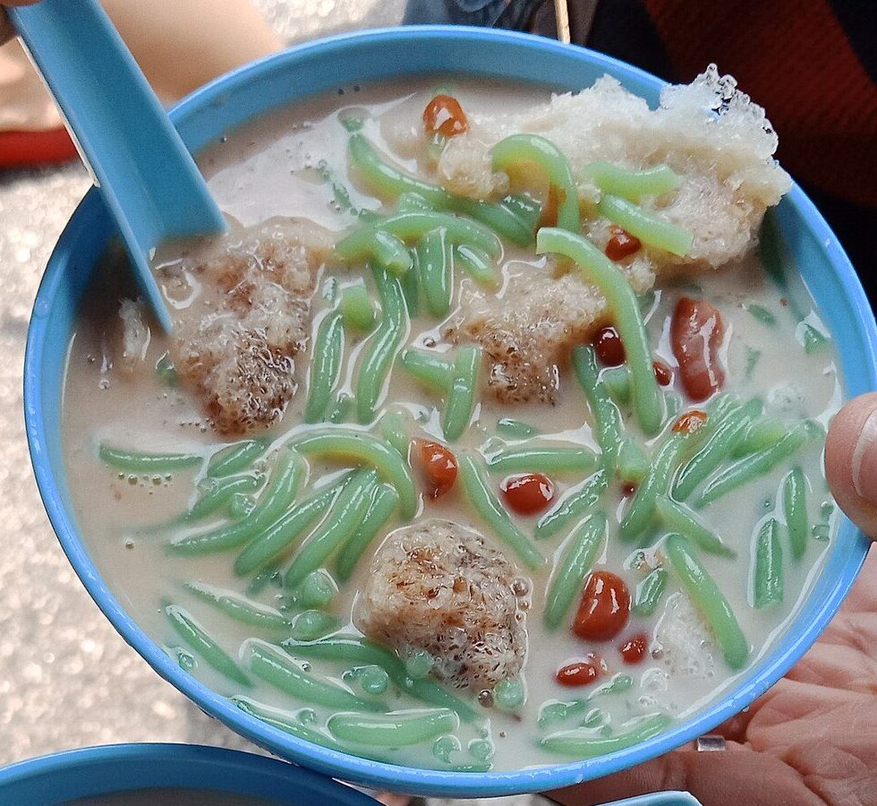 A bowl of cendol with green rice-flour jelly in coconut milk, photographed in Penang; cendol is among the Ipoh desserts in this guide