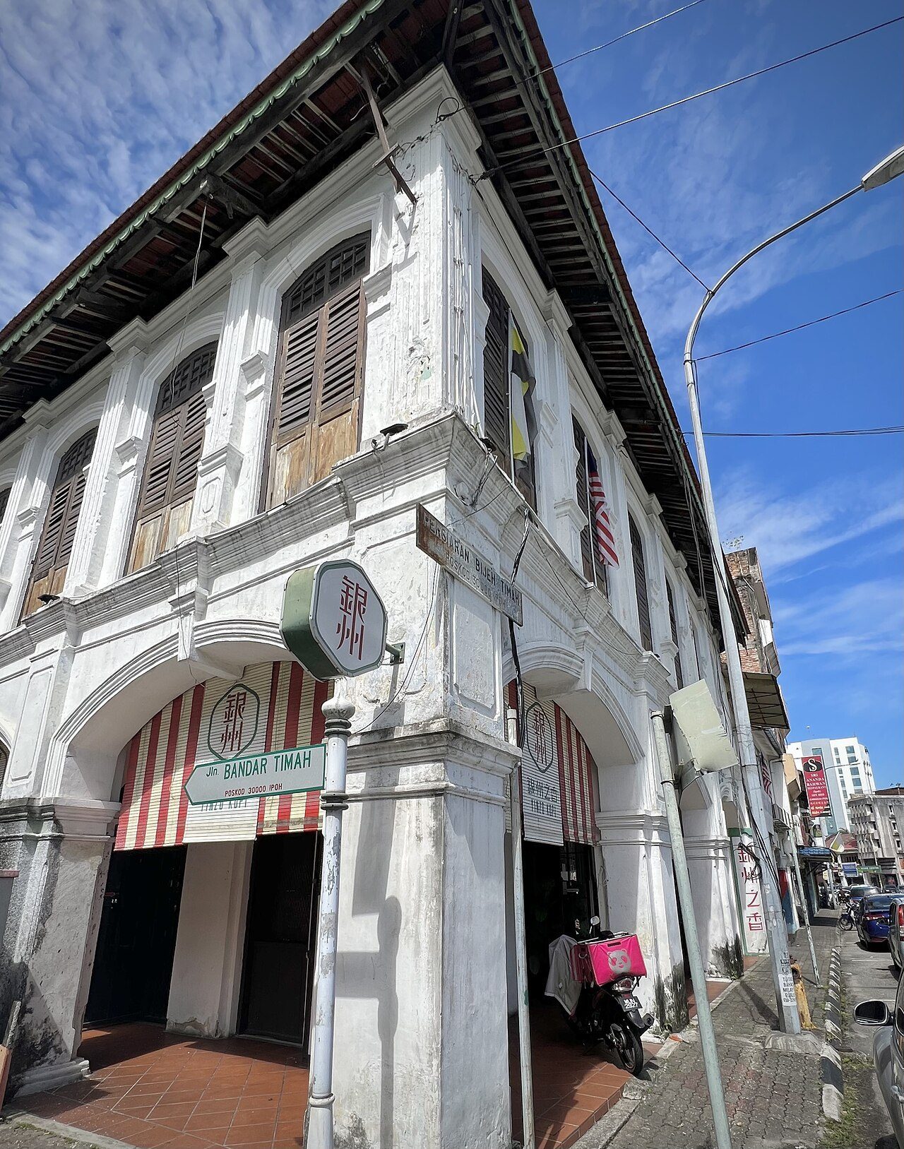 Corner shophouse housing Yinzo Kopi at Jalan Bandar Timah and Persiaran Bijih Timah, Ipoh Old Town, photographed in March 2023
