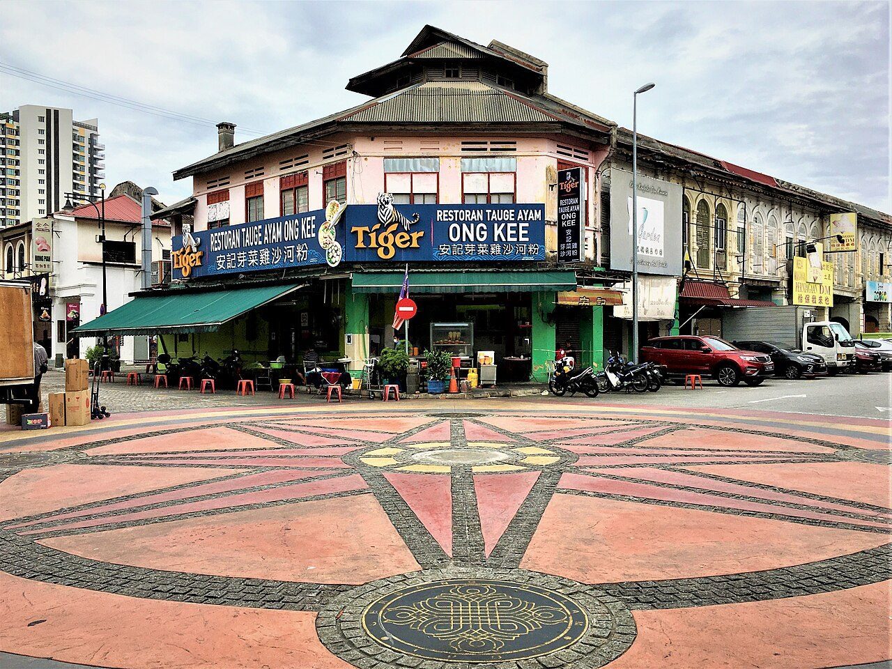 Ong Kee tauge ayam restaurant in a pre-war corner shophouse on Jalan Yau Tet Shin, Ipoh, photographed in 2021