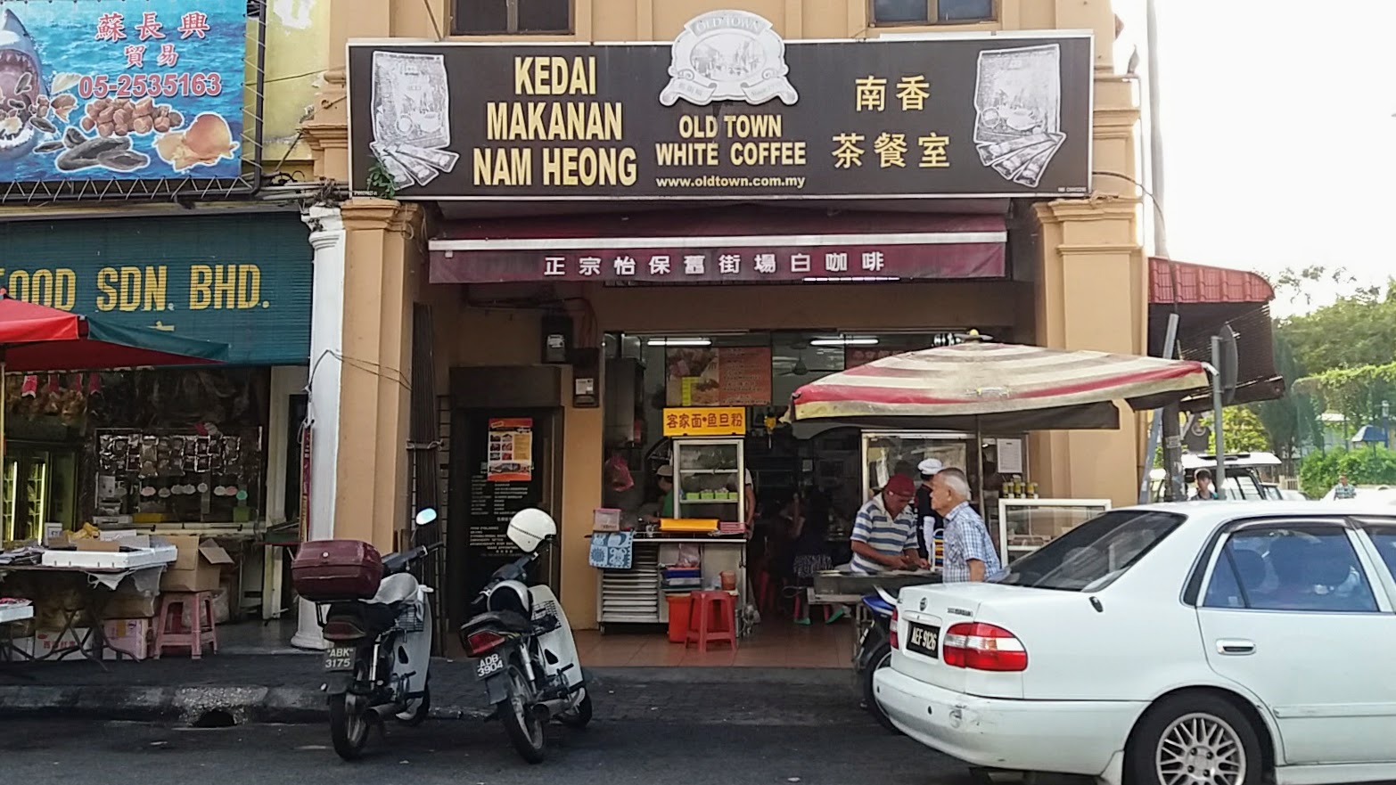 Pemandangan di kedai Kopi Putih Ipoh