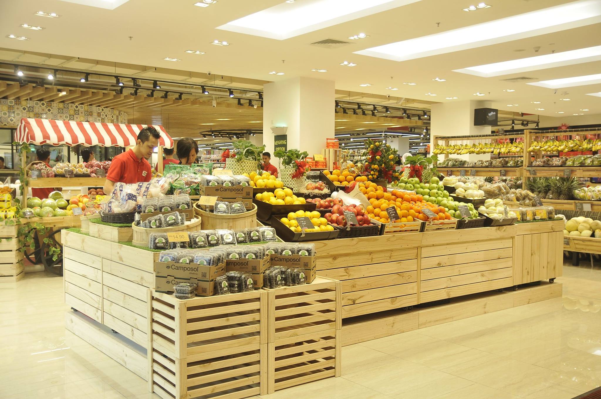 Produk oleh-oleh makanan Malaysia di rak supermarket, termasuk teh, kopi, dan cokelat