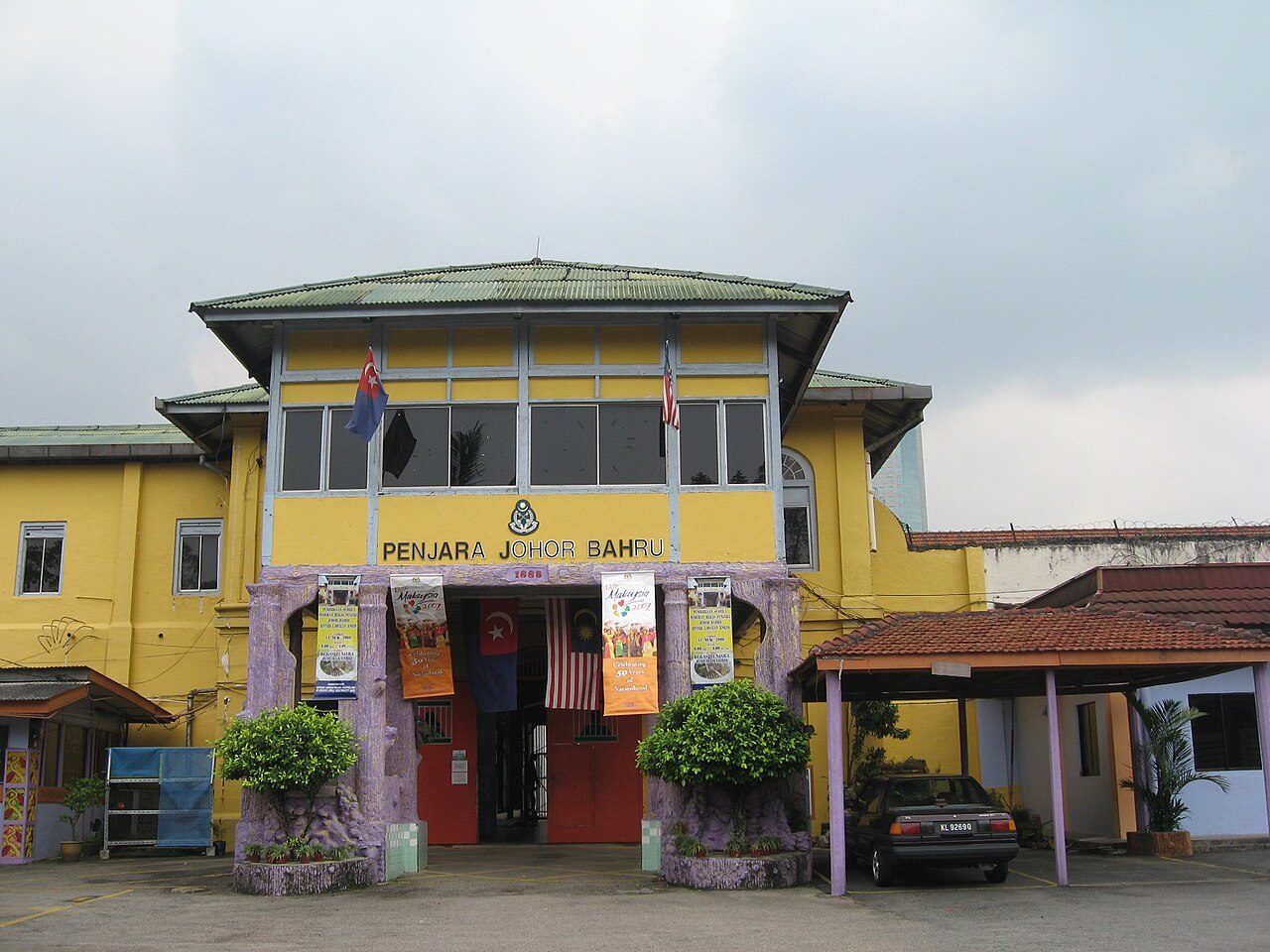 The yellow two-storey gatehouse of the old Penjara Johor Bahru, photographed in 2007 while it was still prison property
