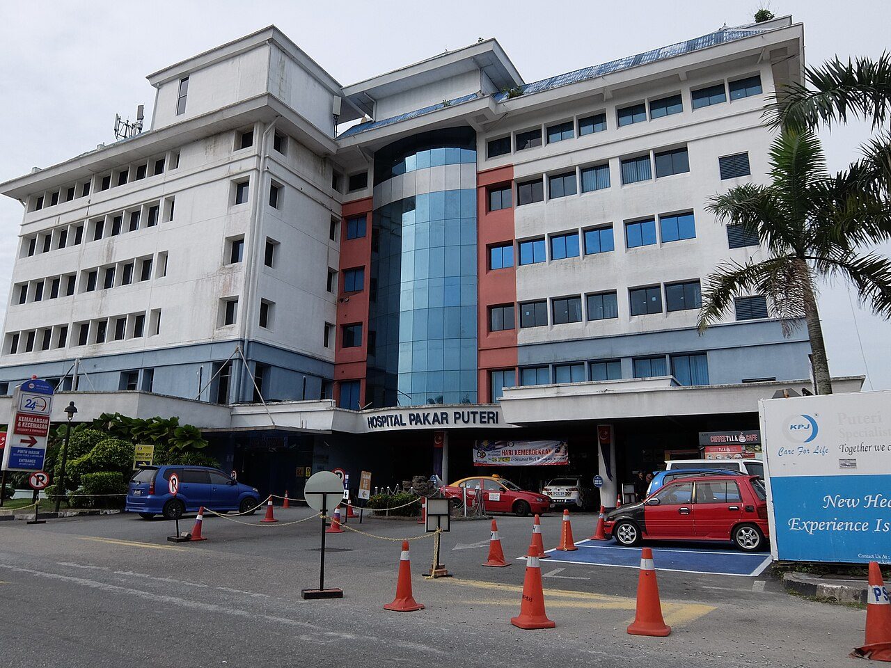 The white and blue Hospital Pakar Puteri building in Johor Bahru, with a red sign for the 24-hour Kemalangan dan Kecemasan (Accident and Emergency) entrance on the left