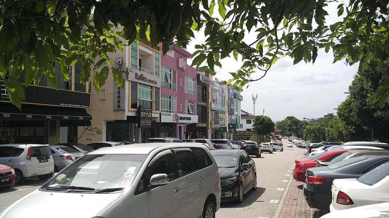 Laundry in Johor Bahru: a row of shoplots with cars parked in front on Jalan Molek 2/2 in Taman Molek, the area of Cleanpro Express Taman Molek