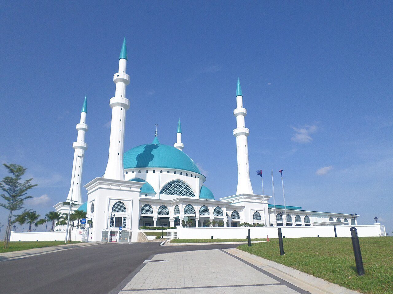 The white Sultan Iskandar Mosque in Bandar Dato Onn with a turquoise main dome and four slender minarets