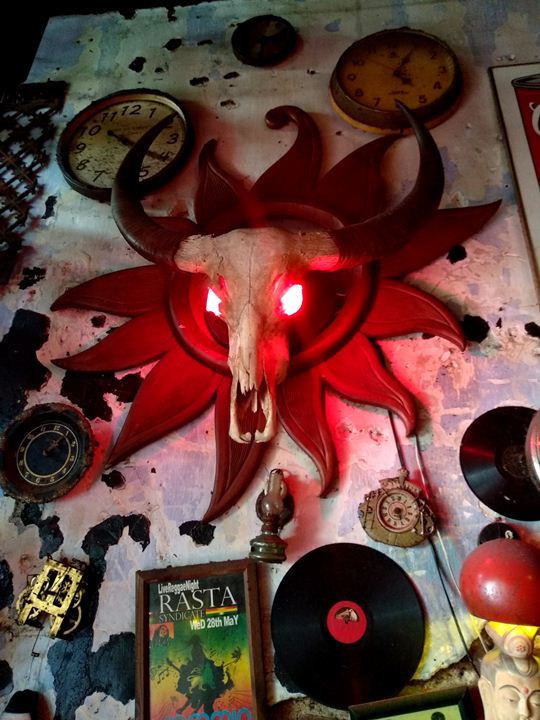 Dekorasi antik yang eklektik di dalam Junk Cafe di Chulia Street, Penang