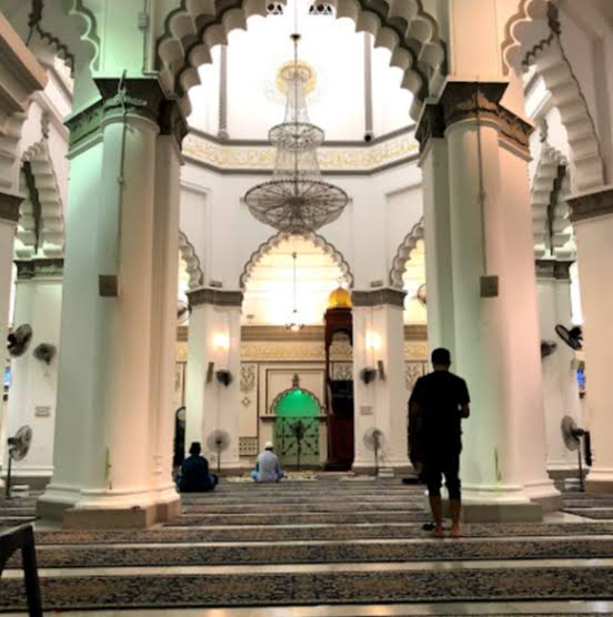 Gerbang dalaman dan candelier di bawah kubah tengah masjid