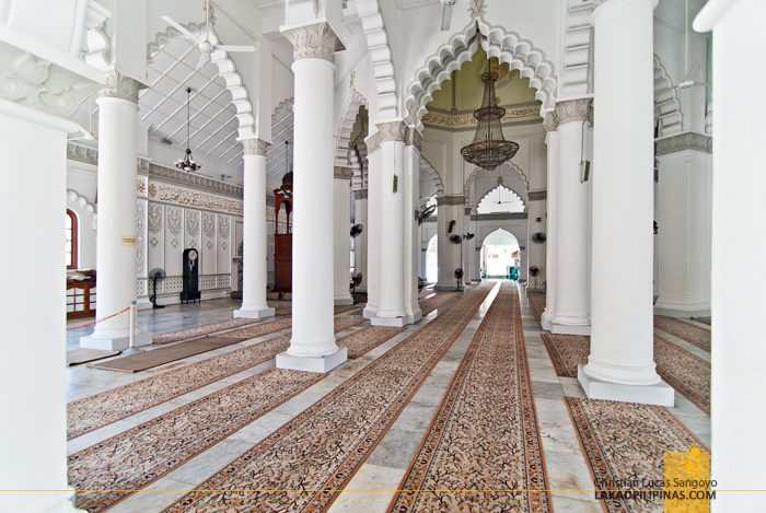 Lantai marmar dan tiang putih di dalam dewan solat Masjid Kapitan Keling