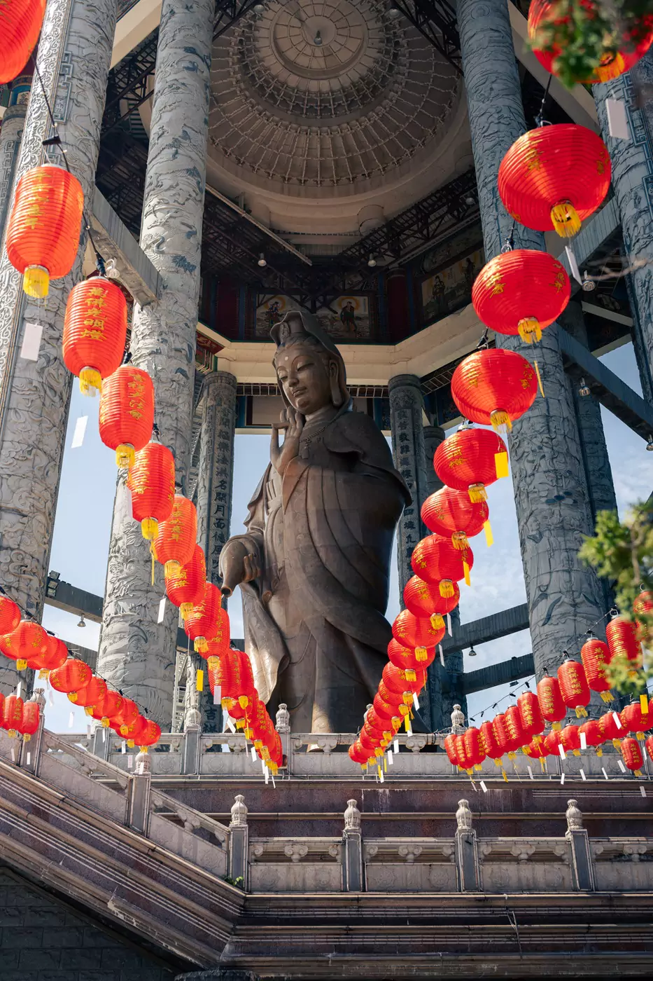 Patung gangsa Kuan Yin dibingkai tanglung di dalam pavilionnya di Kek Lok Si