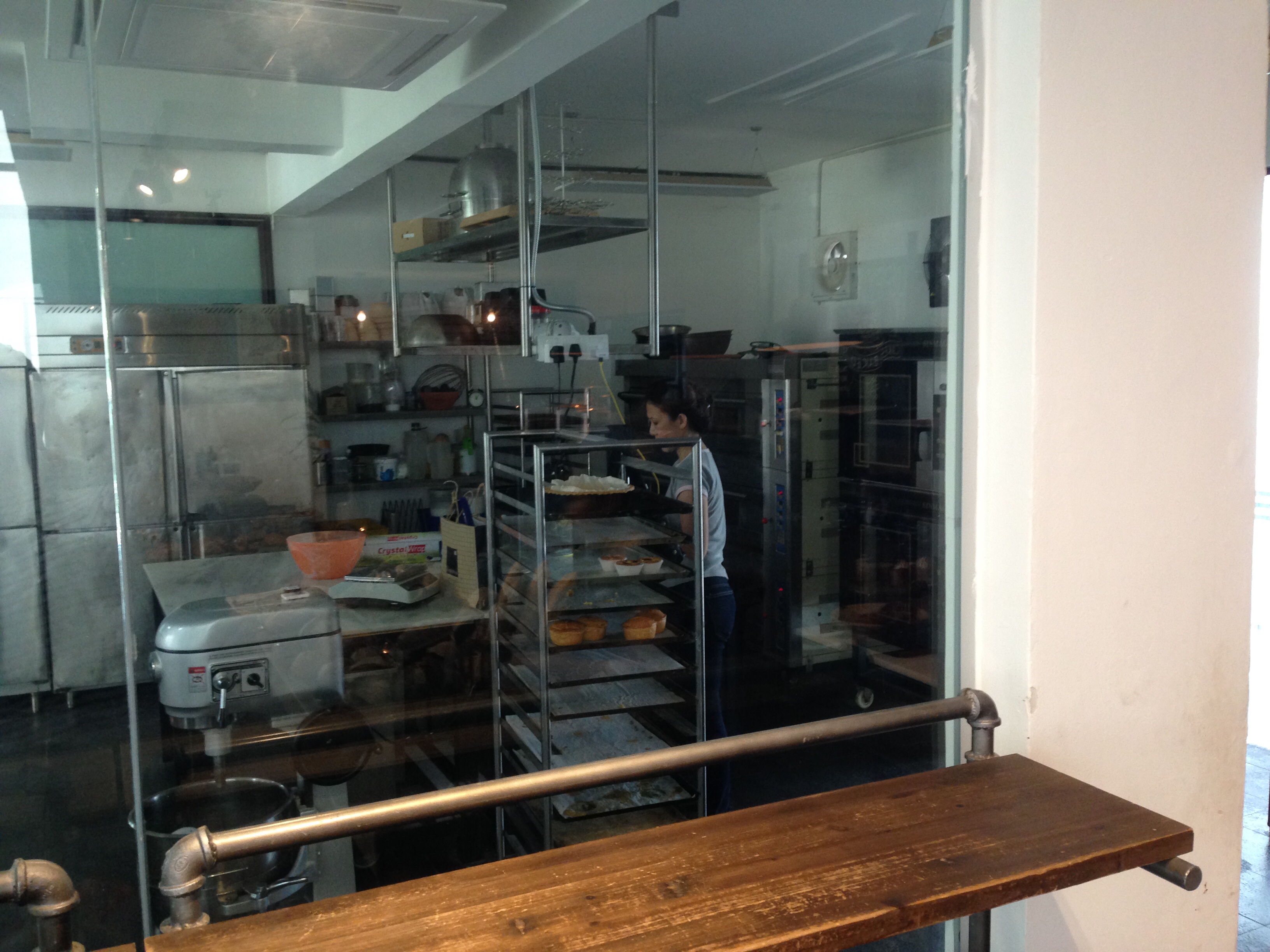 槟城 Kenny Hills Bakers 的桃子酥卷和牛角包