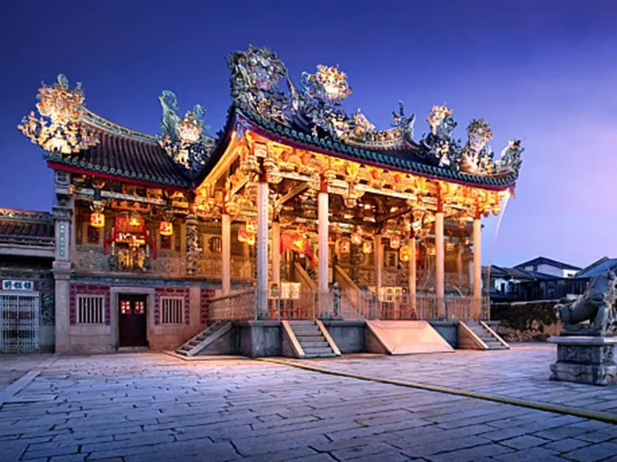 乔治市邱公司宗祠精美的屋顶雕刻和庭院