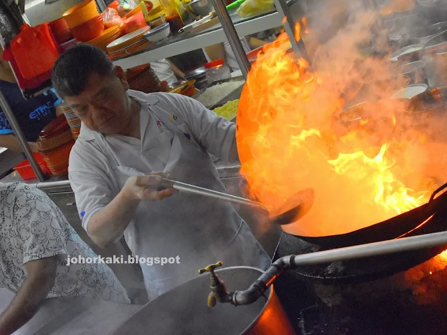 Hokkien mee goreng kicap pekat dengan minyak babi, udang dan kubis di Kim Lian Kee