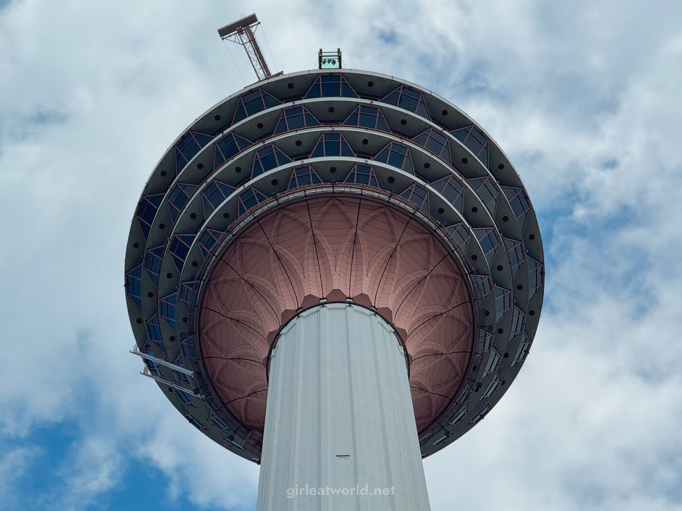 Memandang ke atas ke pod observasi KL Tower dari dasar menara