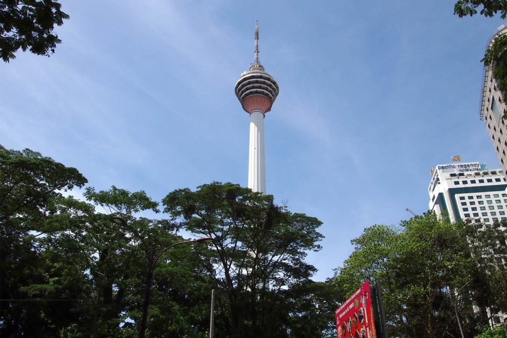 Pemandangan malam 360 derajat Kuala Lumpur dari dek observasi KL Tower