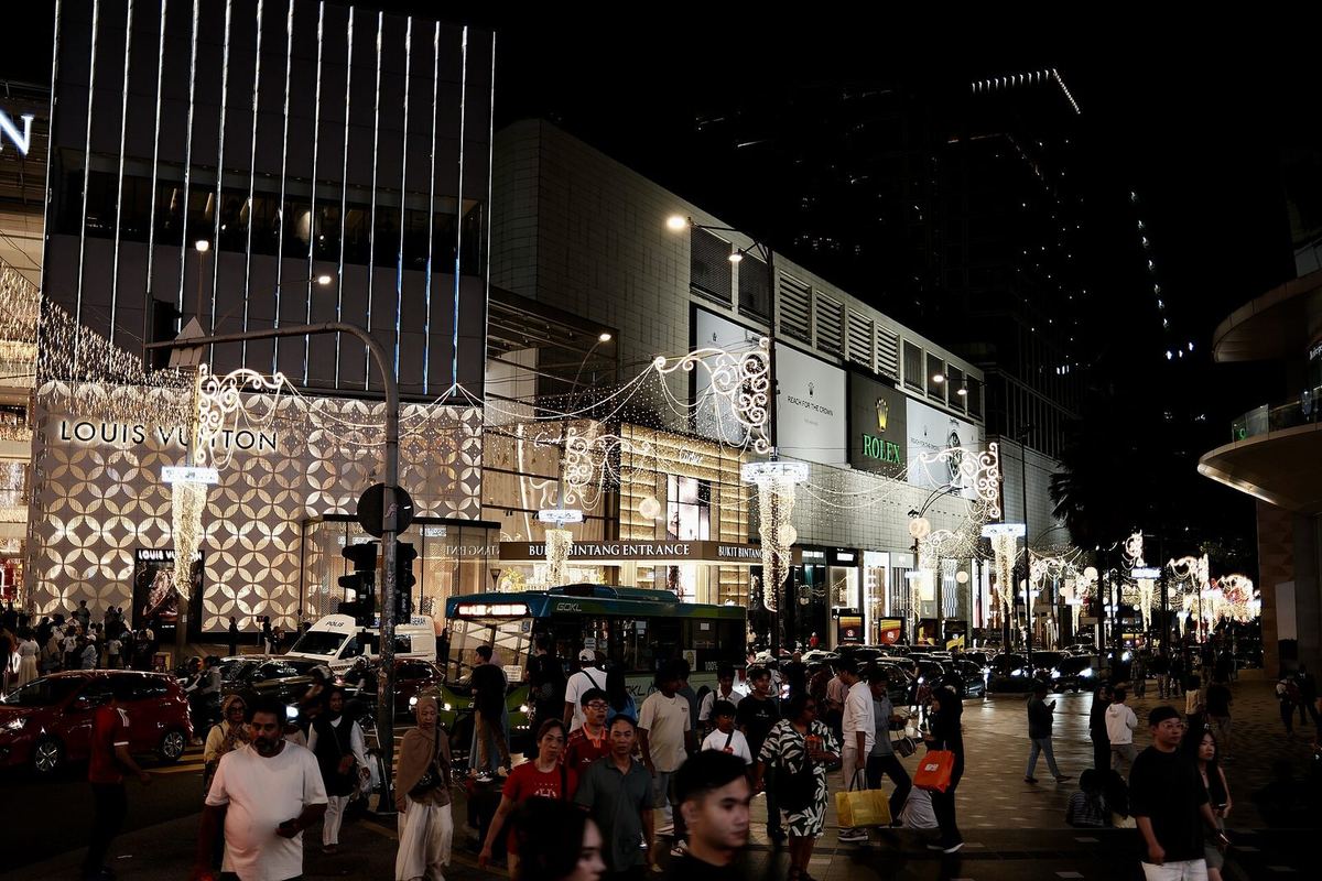 Keramaian dan lampu hias di sepanjang Jalan Bukit Bintang pada malam hari, Kuala Lumpur