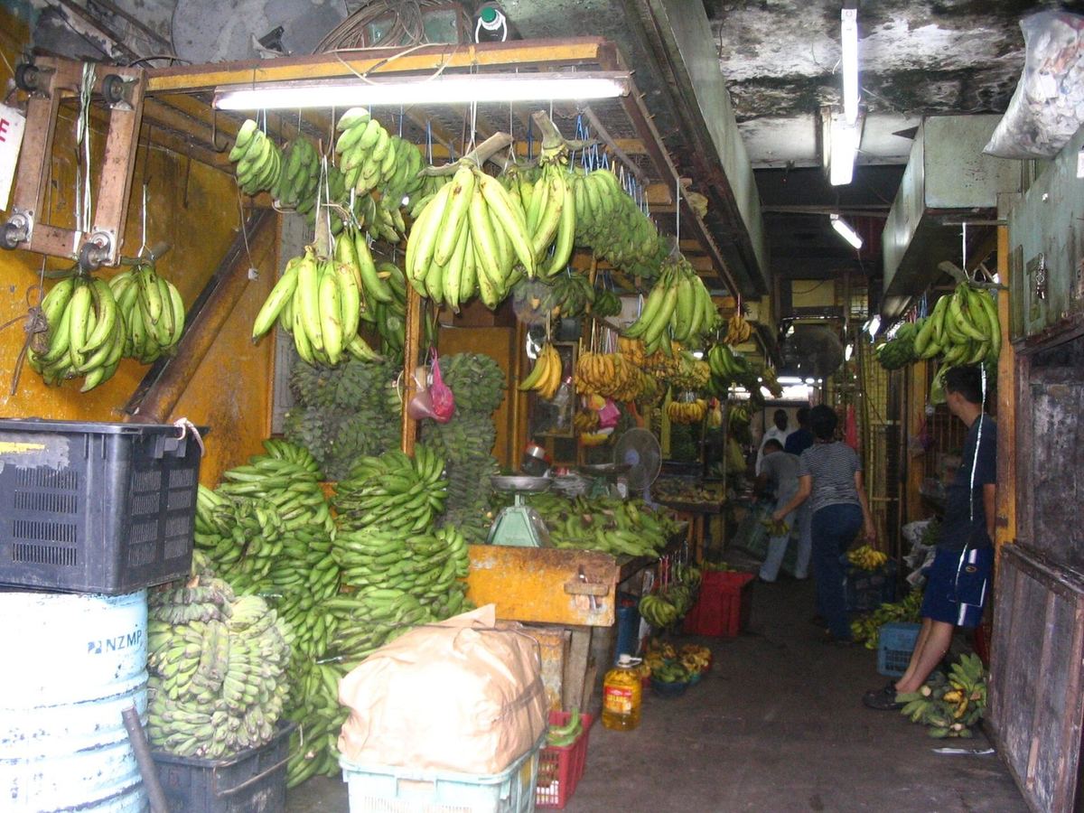 Kios pisang di lorong beratap Pasar Chow Kit, Kuala Lumpur